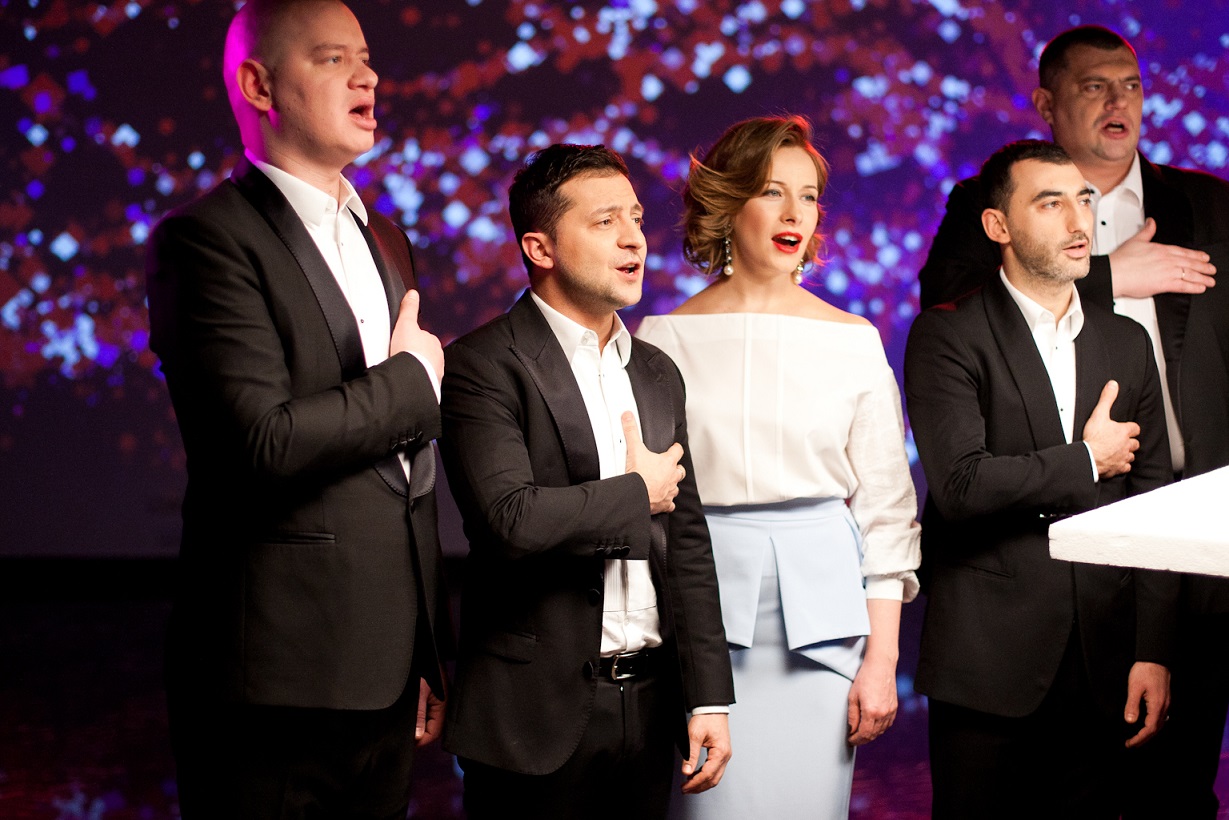 Джамала, Катя Осадчая, Елена Кравец и звезды "1+1" спели гимн Украины